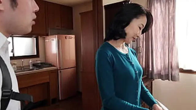 Ogawa spies on Seo′s milf bathing &mdash;  can′t resist peeing there Visiting Seo′s house turns naughty😈